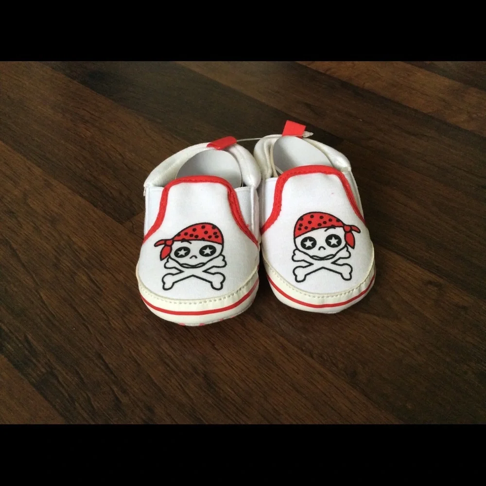 Baby infant boys girl soft booties crib shoes pirates skulls white red 0-3 month
